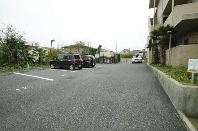 【サーフライダーの駐車場】