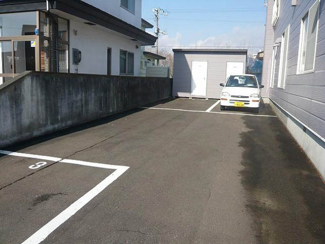 【苫小牧市字錦岡のアパートの駐車場】