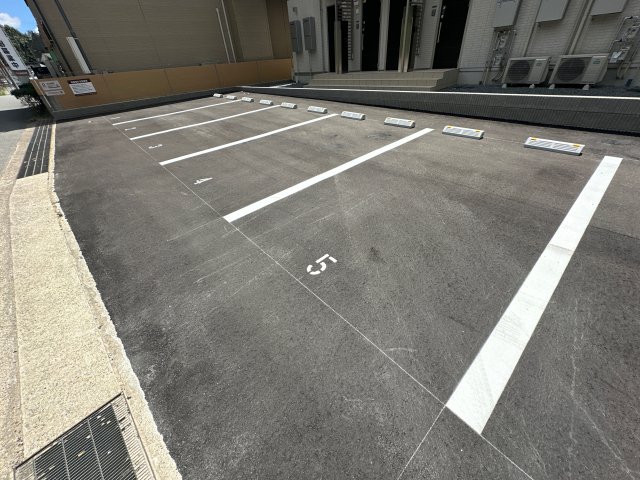 【ラビアンローズ三木の駐車場】