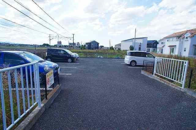 【クレストール桜の駐車場】