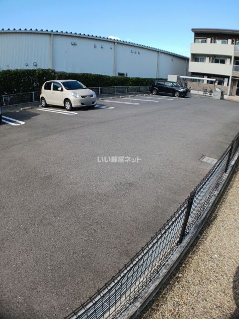 【西条市新田のアパートの駐車場】