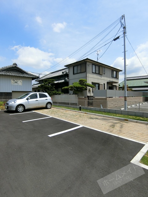 【和泉市万町のアパートの駐車場】