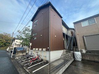 横浜市金沢区柴町のアパートの建物外観