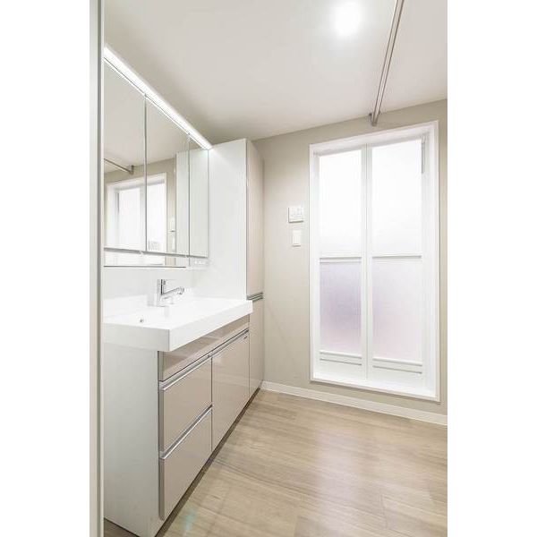 洗面設備　シャワードレッサー付きです！