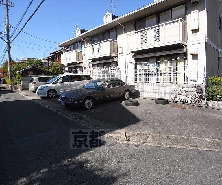 【京都市伏見区深草大亀谷万帖敷町のアパートの駐車場】