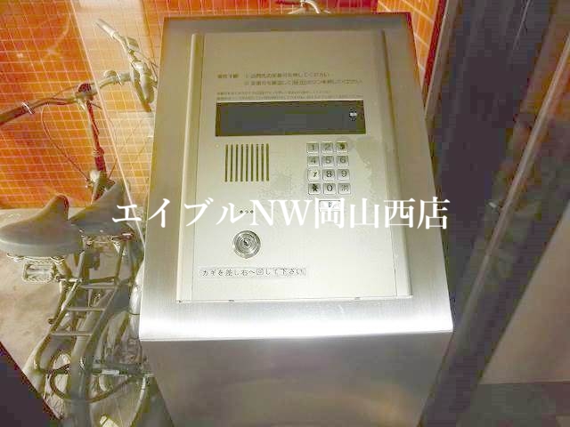 【岡山市北区南中央町のマンションのエントランス】