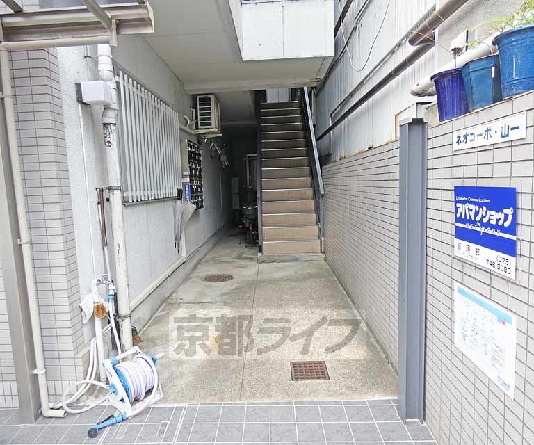 【京都市北区衣笠荒見町のマンションのエントランス】