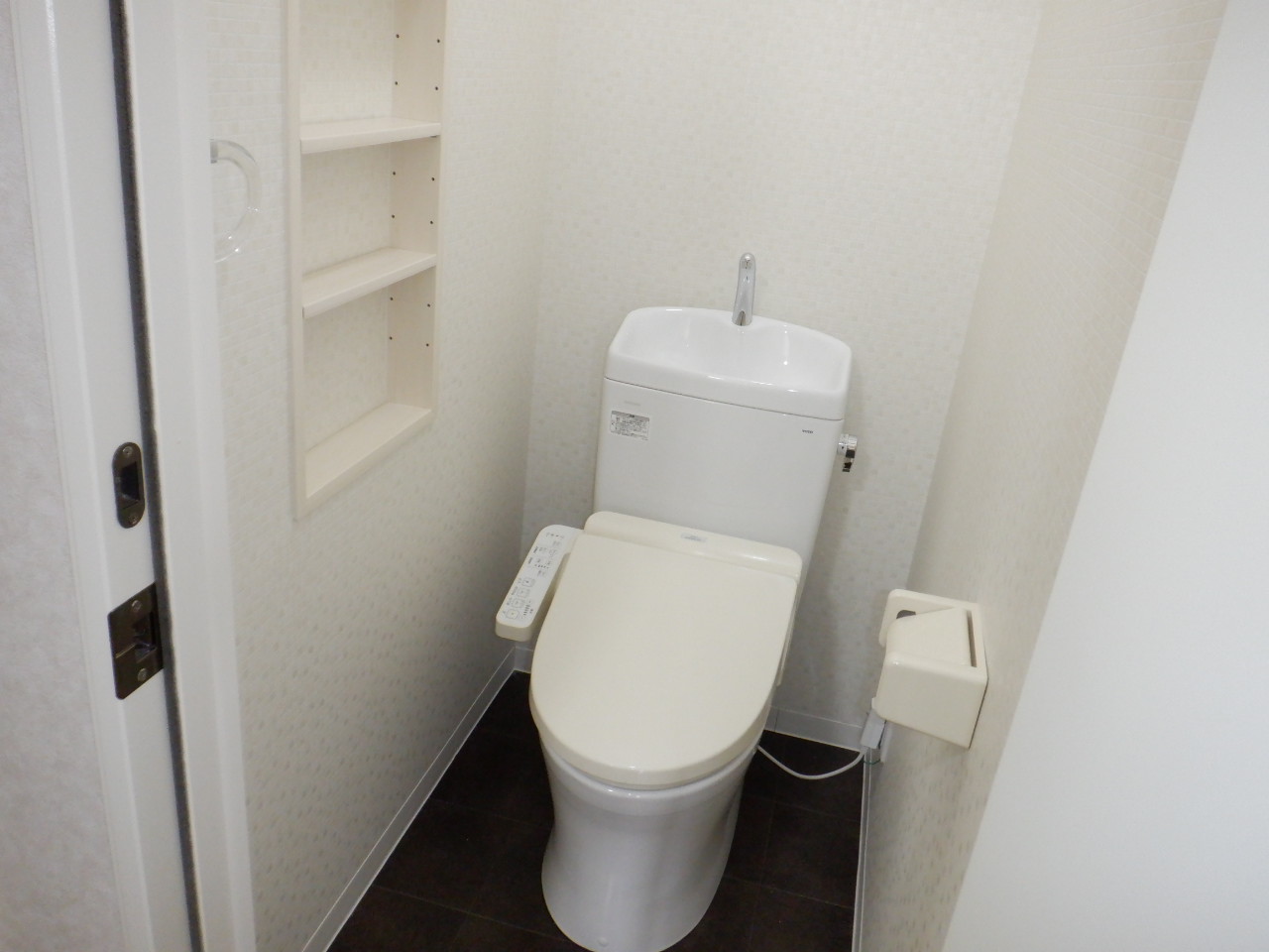 阪急今津線 逆瀬川駅 徒歩16分 2階建 築31年のトイレ写真