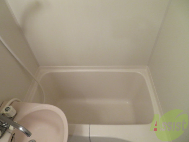 バス・シャワールーム　バスルームは狭すぎず、シャワーも浴びやすそうです。