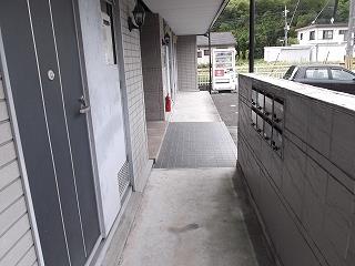 ＪＲ山陽本線 姫路駅 バス乗車時間：39分 最寄りバス停で下車 徒歩5分 2階建 築30年の玄関写真