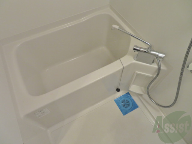 バス・シャワールーム　浴室はゆったりと浸かれるサイズ感になっています。