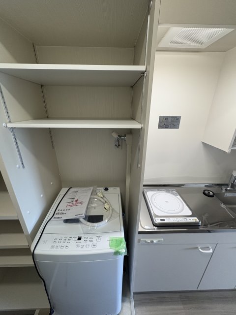 その他設備　嬉しい洗濯機付き♪上段に洗剤やタオルなど置けそうです！