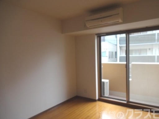 居室・リビング　窓からの光がいい感じです。