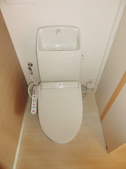 トイレ　温水洗浄便座付きトイレです
