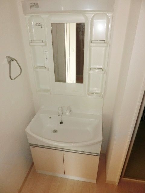 洗面設備　忙しい朝に活躍する独立洗面台です