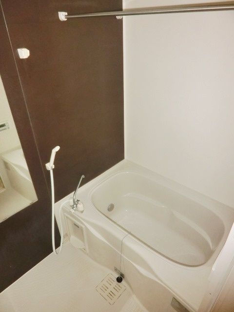 バス・シャワールーム　追い焚き付きのバスルームです