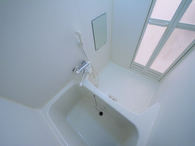 バス・シャワールーム　コンパクトで使いやすいお風呂です