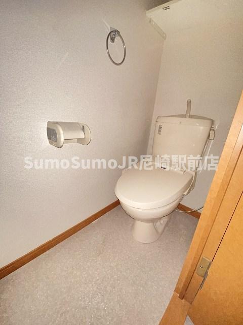 トイレ　落ち着いた色調のトイレです