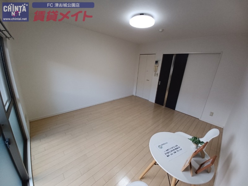 居室・リビング　同物件別部屋のお写真です。