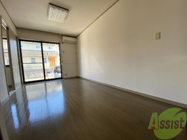 居室・リビング　１０帖のＬＤＫは広々していて日当たりも良好ですね。