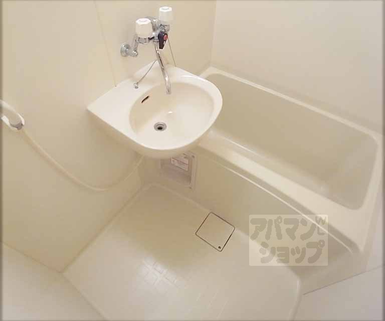 バス・シャワールーム　バスルームです。