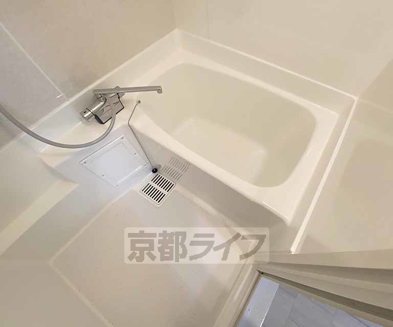 バス・シャワールーム　鏡のある便利なお風呂