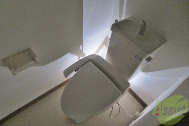 トイレ　嬉しいウォシュレット機能付きです。シャワートイレは便利ですね