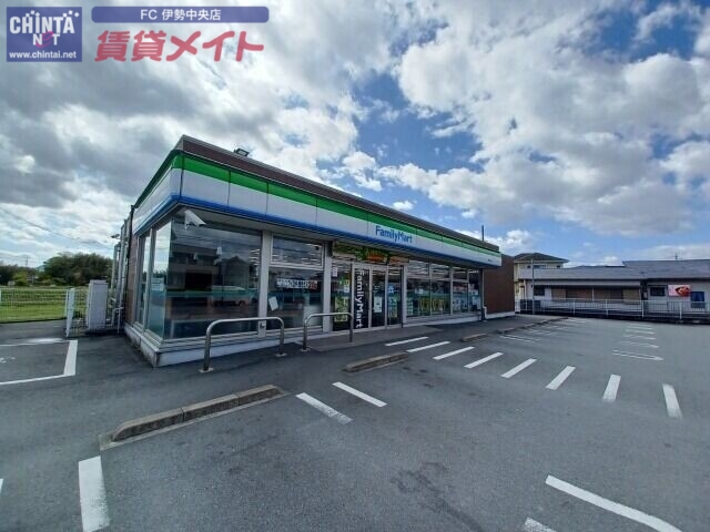コンビニ　ファミリーマート伊勢神久店（コンビニ）まで1262m