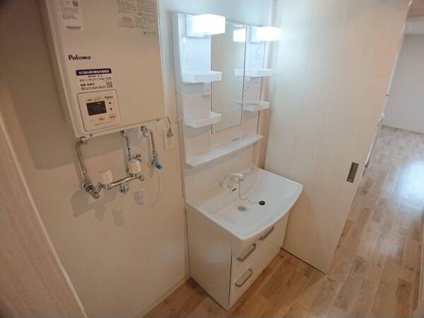 洗面設備　朝の身支度に便利な洗面台です♪