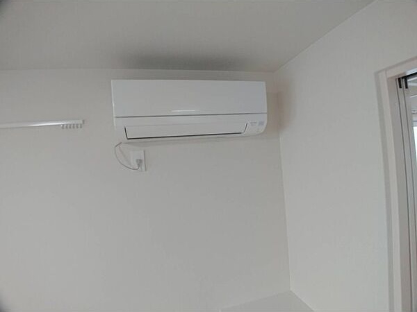 その他設備　夏もカラッと快適♪エアコン付きです！