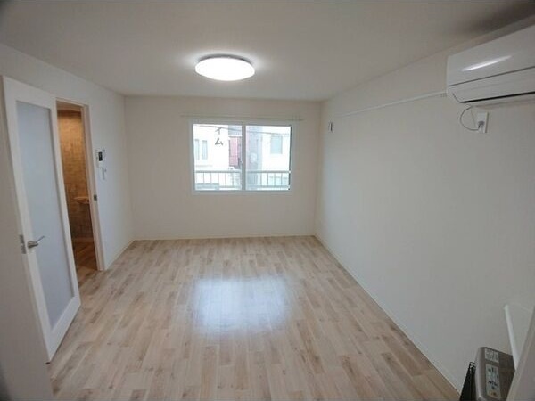 居室・リビング　明るい居間で気持ちまで明るくなりますね！