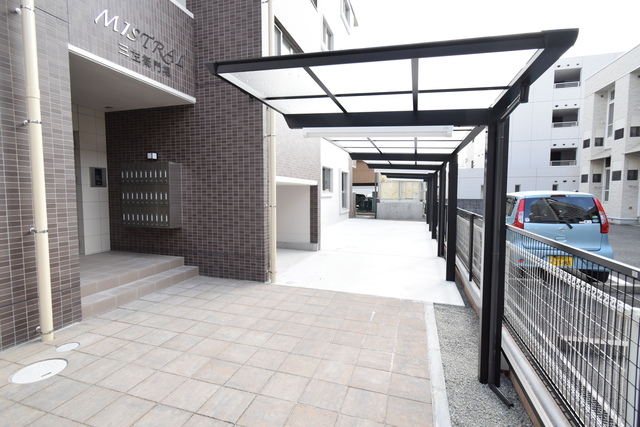 エントランス　屋根付き駐輪場