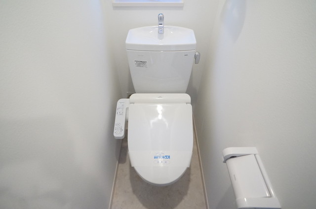 トイレ　■温水洗浄機能付便座・２０２３年１０月撮影