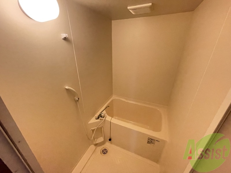 バス・シャワールーム　浴槽付きのお風呂です。ここで一日の疲れを癒しましょう。