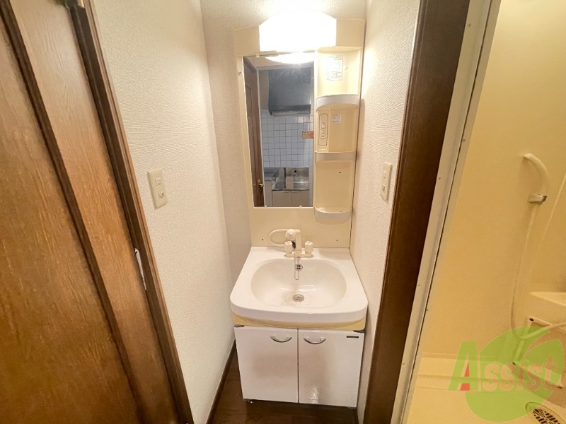 洗面設備　独立洗面台になっているので忙しい朝もばっちりですね。