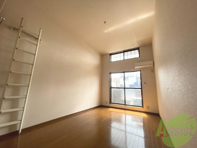 居室・リビング　こちらが９帖のお部屋です。日差しもたっぷり入ります。