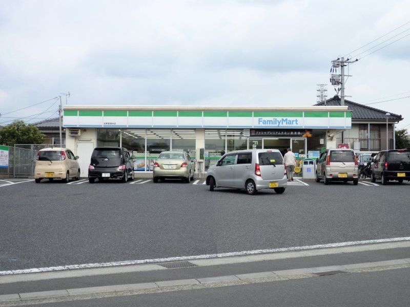 コンビニ　ファミリーマート（コンビニ）まで1900m