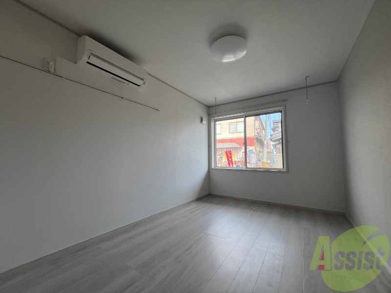 居室・リビング　シンプルなリビングは日差しも入り明るさがあります。