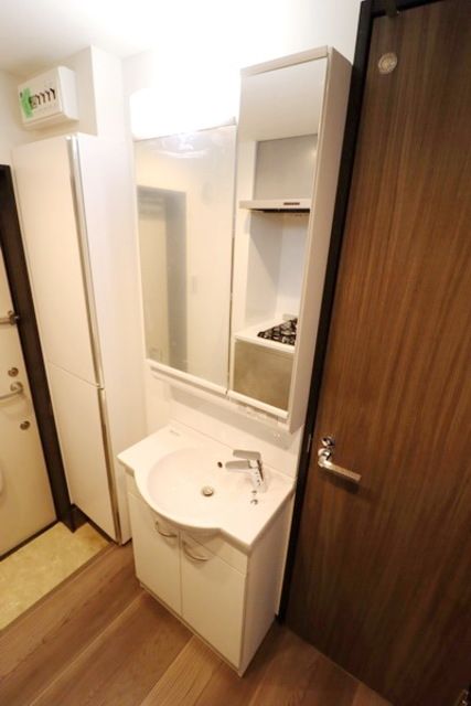 洗面設備　★大きな鏡の独立洗面台です★