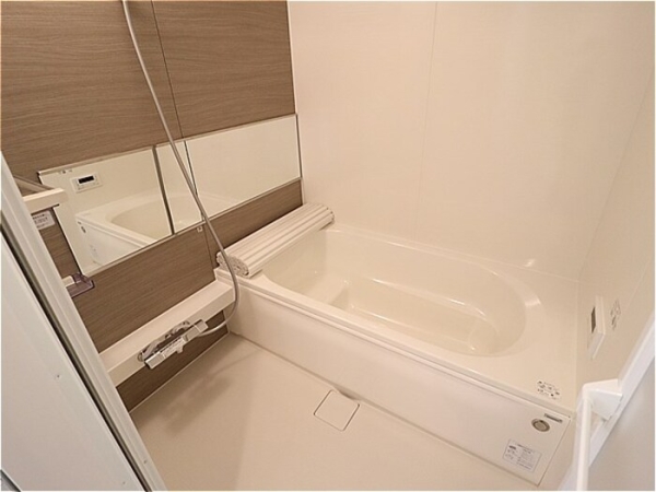 バス・シャワールーム　ゆったり浸かれる大きい浴槽が大人気設備の一坪風呂。温まれます