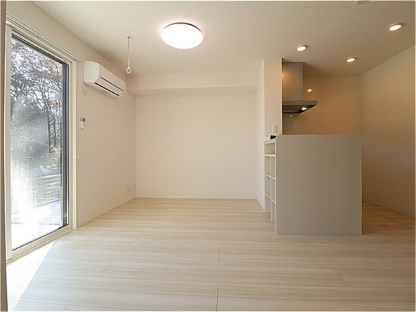 居室・リビング　明るく広々リビングはダイニングテーブルとソファーを設置可