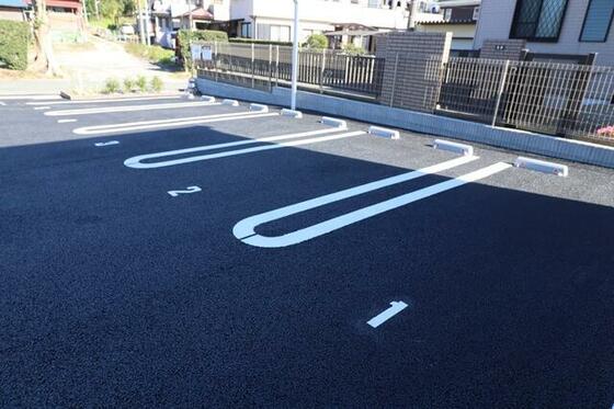 駐車場　敷地内駐車場、別途契約。月額４，４００円（税込）