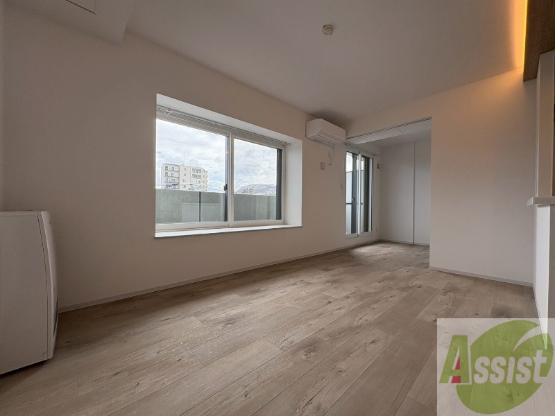 居室・リビング　木目のフローリングは落ち着きのある印象のお部屋になりますね。