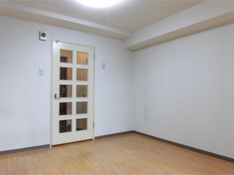 居室・リビング　退去予定につき同タイプ別号室の画像です。