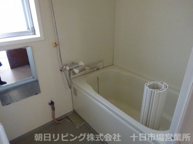 バス・シャワールーム　窓付の浴室