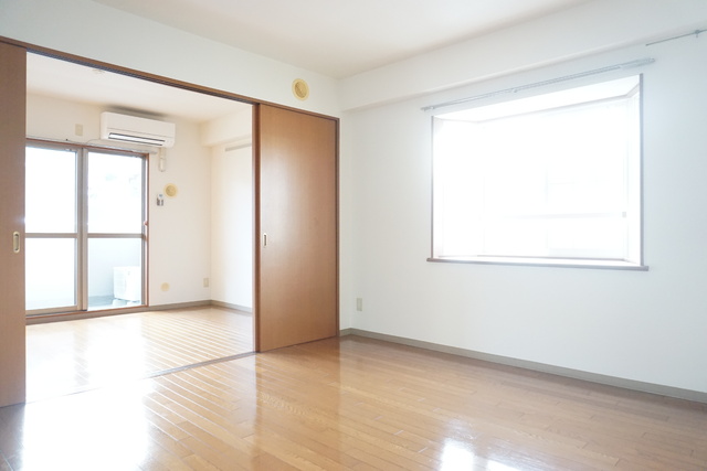 居室・リビング　出窓付き１０帖のＬＤＫです☆