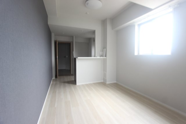 居室・リビング　同物件、別号室のものです。