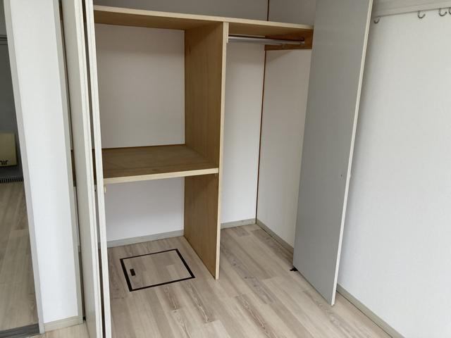 収納　日当たりの良い洋室です。