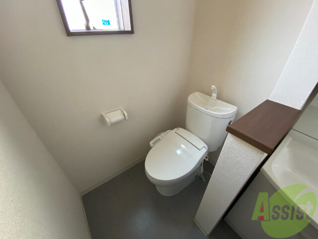 トイレ　ウォシュレット機能がついたトイレです。安心して使用できますね