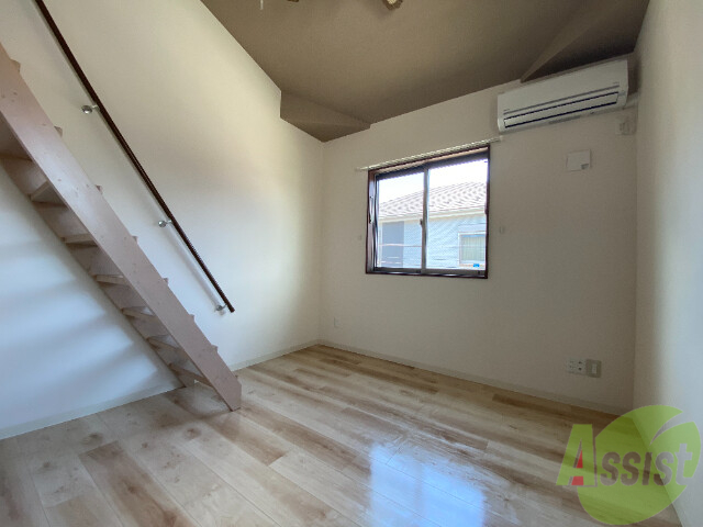 居室・リビング　８．５帖の洋室です。広々として、きれいですね。